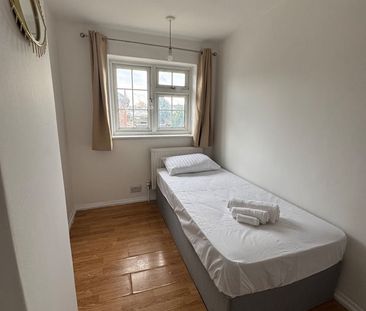 3 Bed Terraced House, Shirley St, E16 - Photo 6