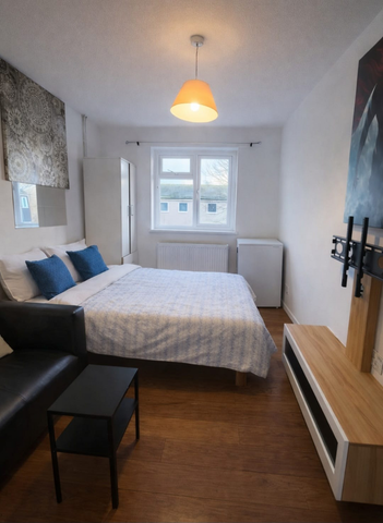 1 bedroom in a house share to rent - Photo 2