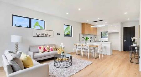 4 Bedroom Modern Townhouse - Photo 4