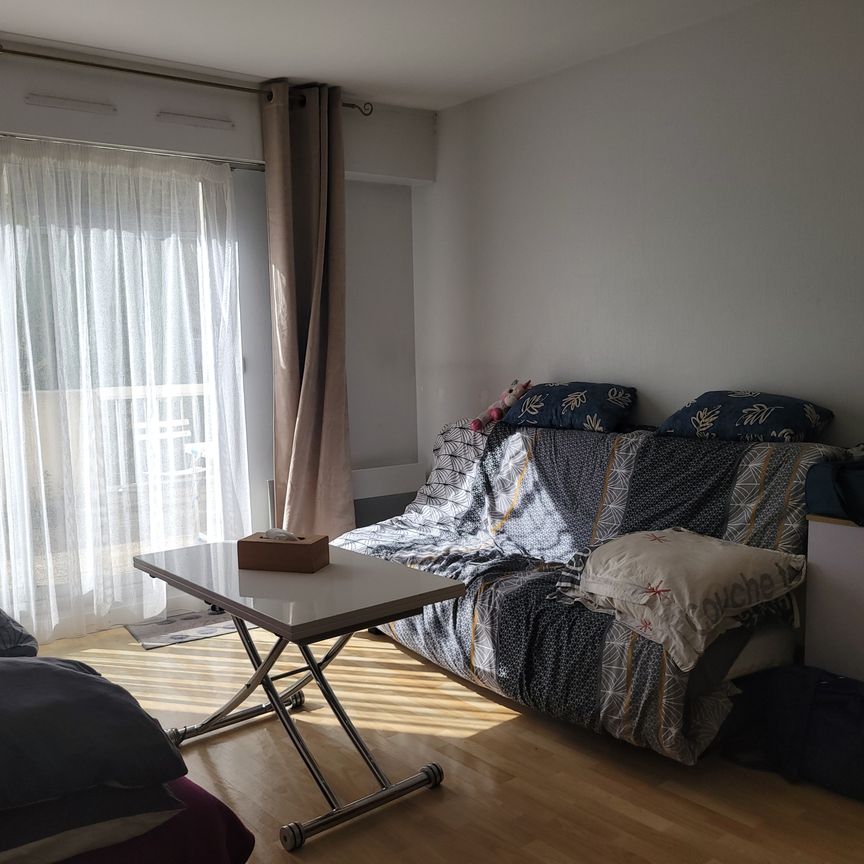 POITIERS CENTRE VILLE dans rue piétonne studio de 37 m² avec terrasse et cave - Photo 1