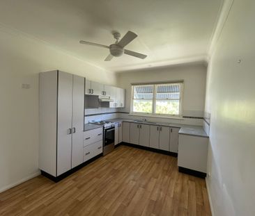 Three Bedroom Family Home - Photo 6