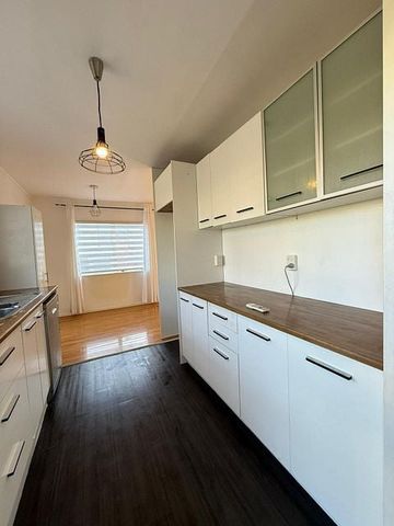 Charming 3BR Home with Garden! - Photo 2