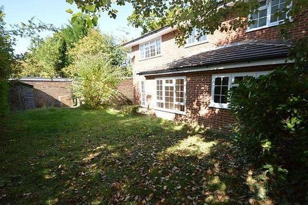 Bedroom Detached House In Cranleigh, GU6 - Photo 1