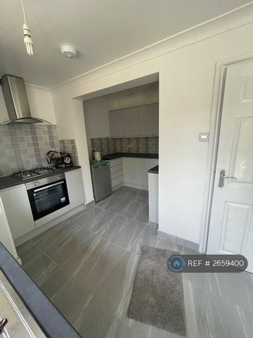 3 bedroom terraced house to rent - Photo 4