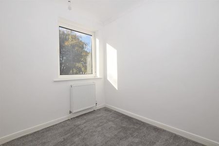 3 bedroom flat to rent - Photo 3