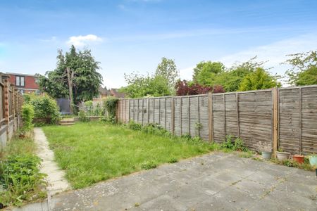 3 bed semi-detached house to rent in Elmhurst Road, Langley, SL3 - Photo 3