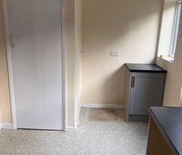 2 bedroom semi-detached house to rent - Photo 6