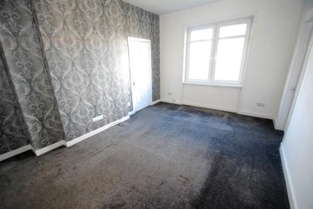 3 bedroom flat to rent - Photo 3