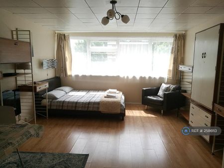 Studio to rent - Photo 2