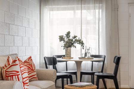 Fully Furnished Two Bedroom Unit in Prime Coastal Location only moments to the beach - Photo 4