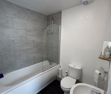 3 bedroom end of terrace house to rent - Photo 2