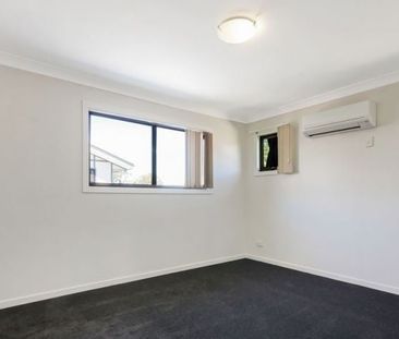 Spacious 3 Bedroom Townhouse In Prime Location - Photo 1