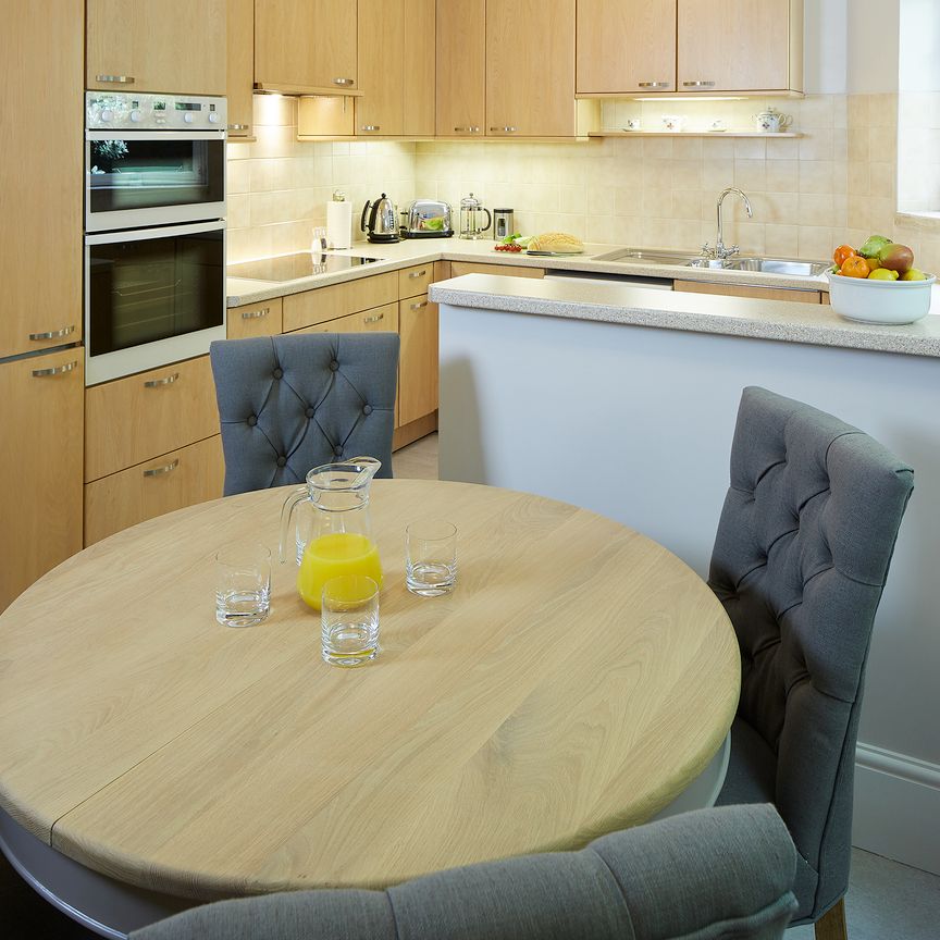 Luxury Two-Bedroom Townhouse in Kensington, London W8 - Photo 1