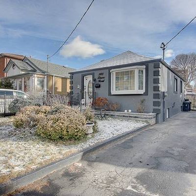 2-bdrm (main floor) Bungalow, East York (Victoria Park&St Clair) -rent - Photo 1