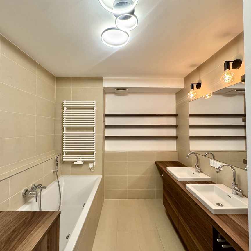 Möbliert! Das Herzstück - von der Sonne geküsst! Große 2 Zimmerwohnung nur JETZT! - Foto 1