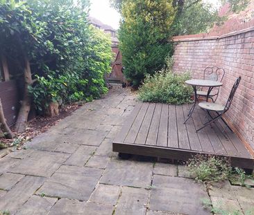 Meade Court Walton on the Hill, Tadworth - Photo 2