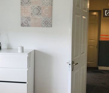 Cosy room in 5-bedroom house in Sandyford, Dublin - Photo 3