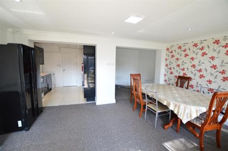 4 bedroom end of terrace house to rent - Photo 3