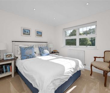 An impressive detached family home set in the heart of Sunningdale. - Photo 4