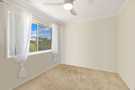 Three Bedroom Townhouse in an Ideal Greenbank Location - Photo 5