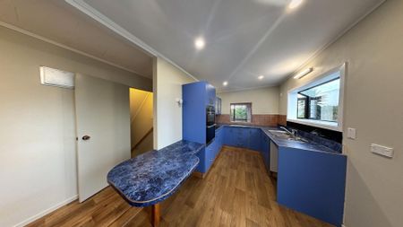 Raumati Beach - 4 Bedrooms - Photo 3