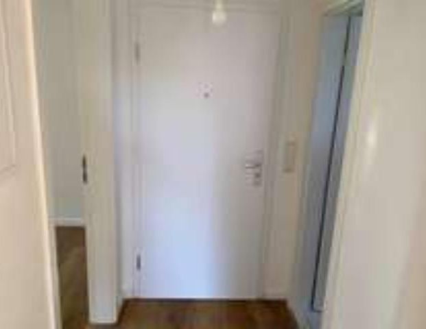 Renovierte Wohnung/Dachgeschoss mit Einbauküche - Photo 1