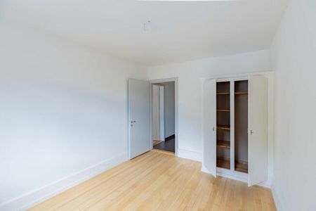 Spacious living room with exclusive finishes - Photo 2