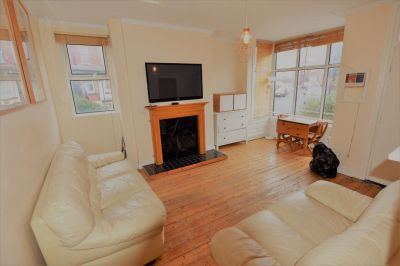 3 bedroom House in Knowle Road, Leeds - Photo 2