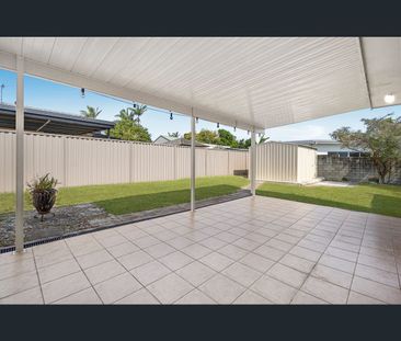 32 Sunbird Avenue, Paradise Point, Qld 4216 - Photo 1