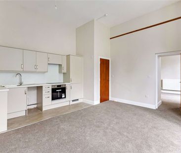 Charming Ground Floor Apartment in Historic Castle Setting - Photo 5