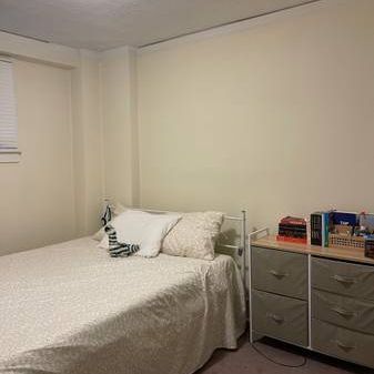 $300 / 2br - TAYLOR SWIFT ROOM AVAILABLE/Downtown - Photo 1