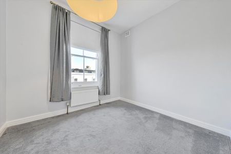 3 bedroom flat to rent - Photo 2