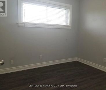 1033 CENTRE STREET N - Photo 3