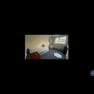 1 bedroom in a flat share to rent - Photo 2