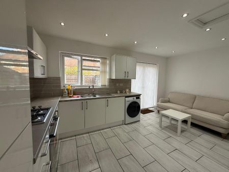 4 bedroom terraced house to rent - Photo 2