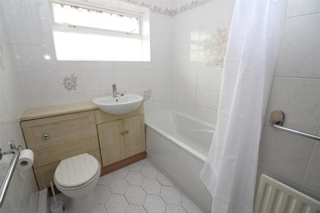 3 bedroom detached bungalow to rent - Photo 2