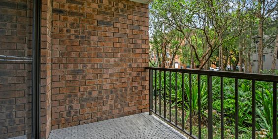 Beautifully renovated apartment with parking - Photo 3