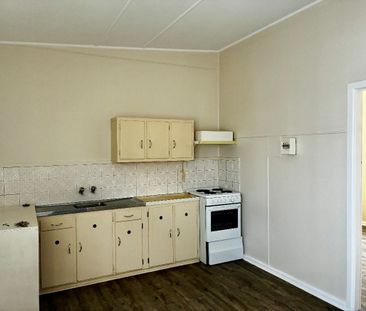 2 bedroom flat in a Great Location! - Photo 4