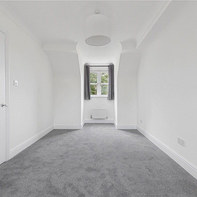 Modernised and particularly well presented 3 bedroom detached house with garage, driveway parking and good size garden. - Photo 1