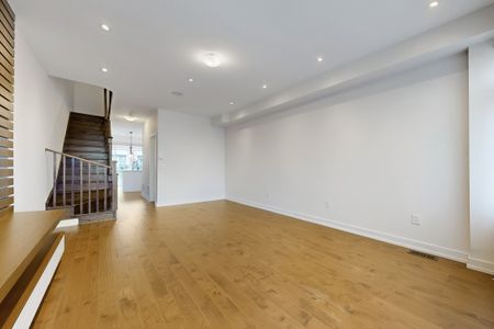 For Lease - 215 Salterton Circle, Vaughan, Ontario - Photo 4