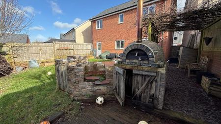 4 bedroom detached house to rent - Photo 3