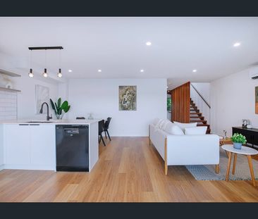 Stylish Townhouse in Prime Carina Heights Location - Photo 4