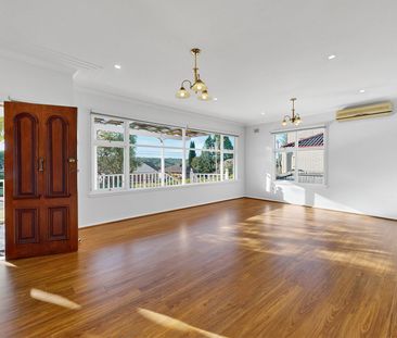 BOUTIQUE FAMILY HOME LOCATED IN A QUIET STREET - Photo 2