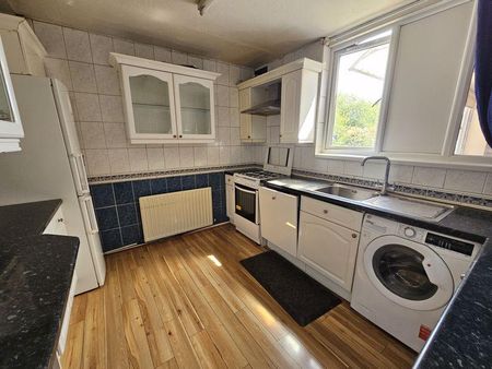 4 bedroom terraced house to rent - Photo 3