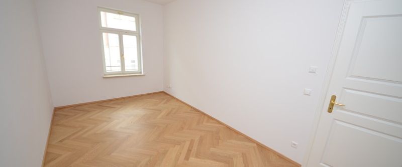 Traumwohnung im Altbau mit Fußbodenheizung, Parkett und Balkon ! - Foto 1