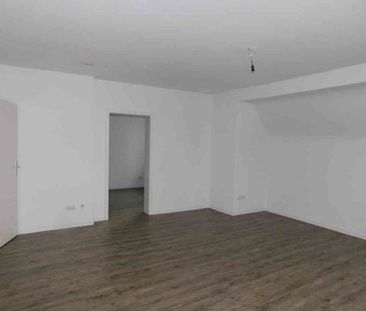 Ruhrallee: Gut geschnittene 2-Zi.-DG-Wohnung, wenige Schrägen - Foto 1