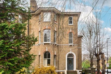 Flat to rent - Kidbrooke Park Road, London, SE3 - Photo 3