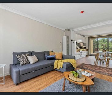 LIGHT AND BRIGHT MODERN APARTMENT! - Photo 1