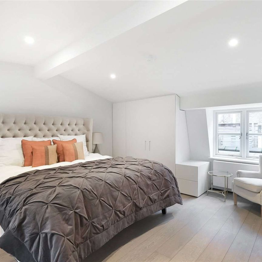 Beautifully finished and immaculate throughout, a split level one bedroom apartment with wooden floors ideally located moments from the Fulham Road. - Photo 1