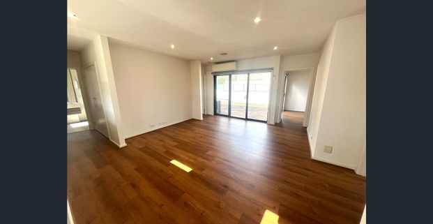 Fully Renovated 5-Bedroom Double-Storey Family Residence in Prime Burwood Location with Excellent Transport Connectivity - Photo 1